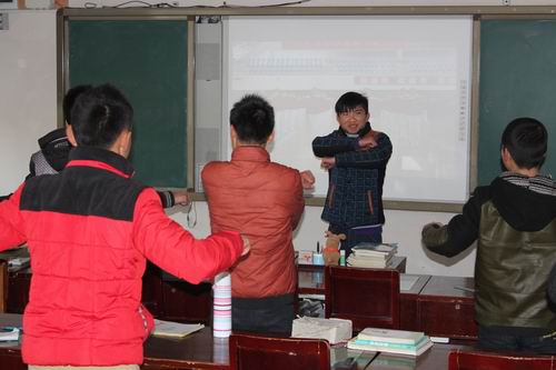 聋哑孩子跟老师学跳《快乐佳木斯》健身舞