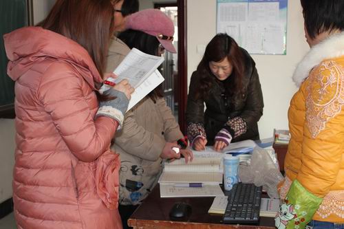 在教师办公室检查